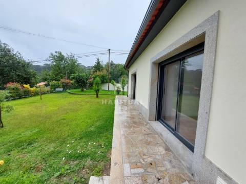 Moradia Isolada T4 com Piscina e Jardim em Riba de Âncora