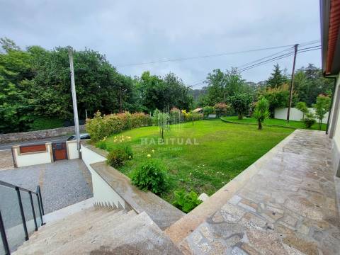 Moradia Isolada T4 com Piscina e Jardim em Riba de Âncora