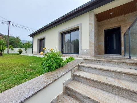 Moradia Isolada T4 com Piscina e Jardim em Riba de Âncora