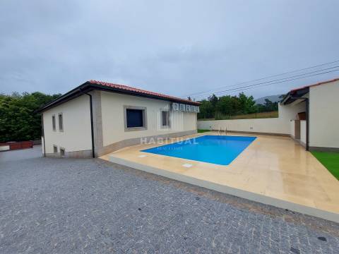 Moradia Isolada T4 com Piscina e Jardim em Riba de Âncora