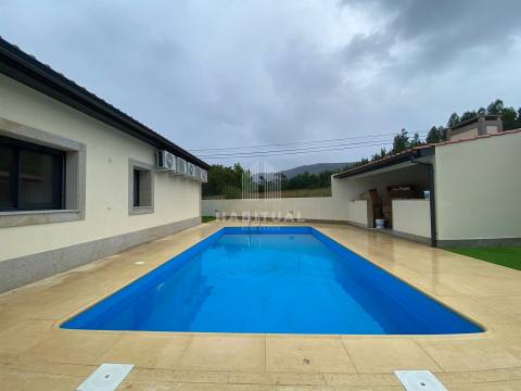 Moradia Isolada T4 com Piscina e Jardim em Riba de Âncora