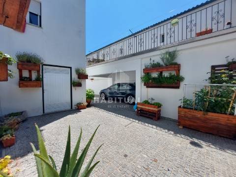 Prédio de 3 Pisos no Centro Histórico de Vila Nova de Cerveira