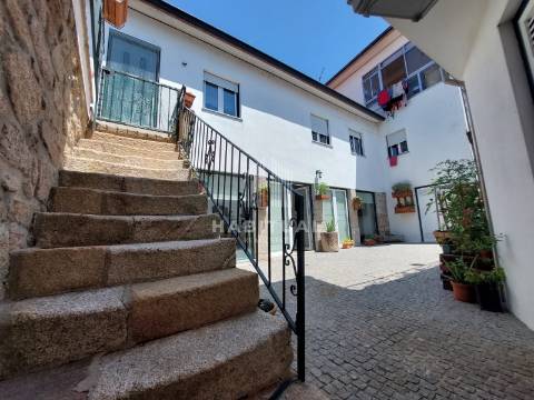 Prédio de 3 Pisos no Centro Histórico de Vila Nova de Cerveira