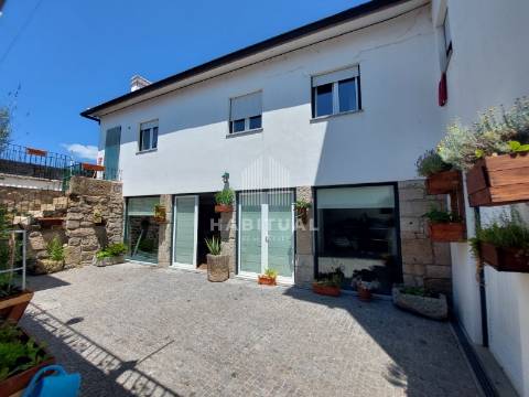 Prédio de 3 Pisos no Centro Histórico de Vila Nova de Cerveira