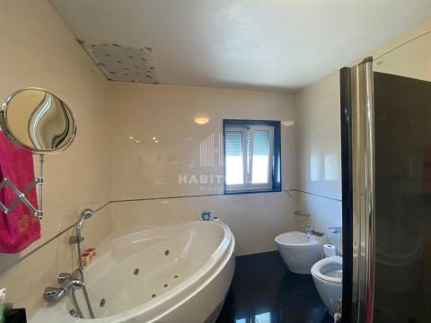 Prédio de 3 Pisos no Centro Histórico de Vila Nova de Cerveira