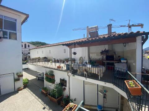Prédio de 3 Pisos no Centro Histórico de Vila Nova de Cerveira