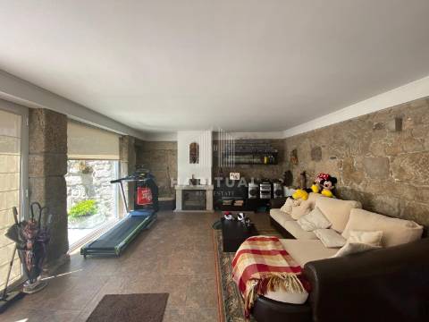 Prédio de 3 Pisos no Centro Histórico de Vila Nova de Cerveira