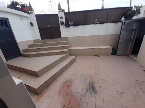 Loja  comercial em processo de transformação para  Apartamento T1