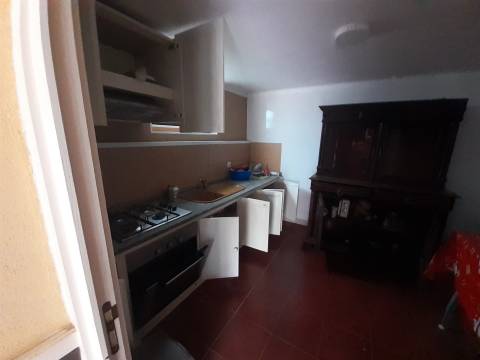 Loja  comercial em processo de transformação para  Apartamento T1