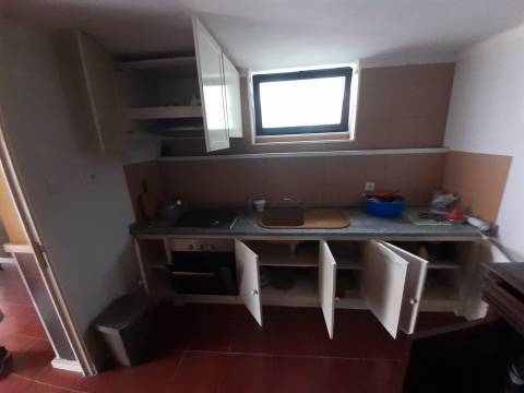 Loja  comercial em processo de transformação para  Apartamento T1