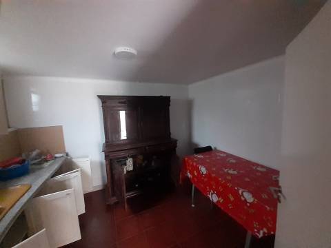 Loja  comercial em processo de transformação para  Apartamento T1