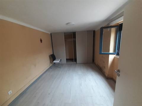 Loja  comercial em processo de transformação para  Apartamento T1