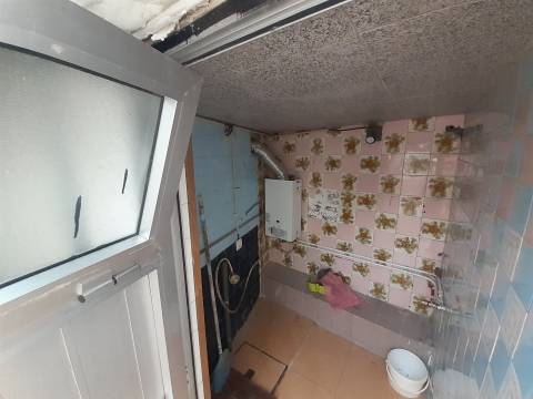 Loja  comercial em processo de transformação para  Apartamento T1