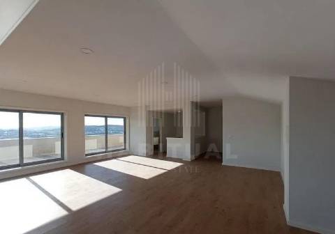 APARTAMENTO T4 DUPLEX EM CREIXOMIL