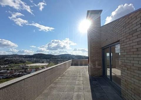 APARTAMENTO T4 DUPLEX EM CREIXOMIL