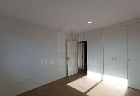 APARTAMENTO T4 DUPLEX EM CREIXOMIL