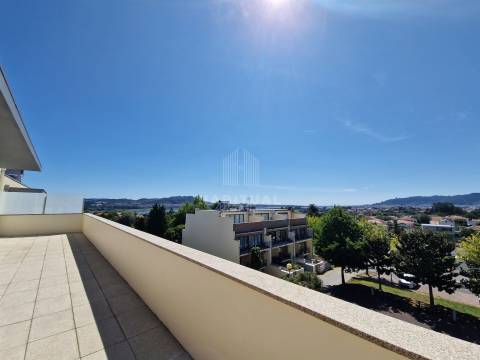 APARTAMENTO T4  COM TERRAÇO EM SANTA MARTA