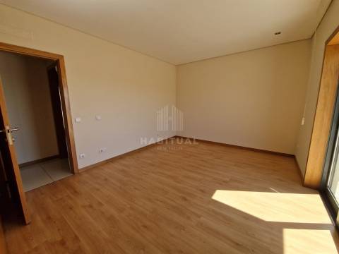 APARTAMENTO T4  COM TERRAÇO EM SANTA MARTA