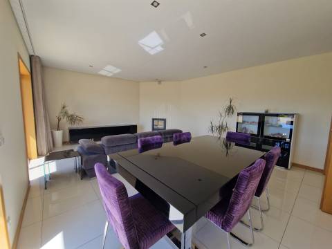 APARTAMENTO T4  COM TERRAÇO EM SANTA MARTA