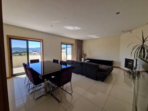 APARTAMENTO T4  COM TERRAÇO EM SANTA MARTA