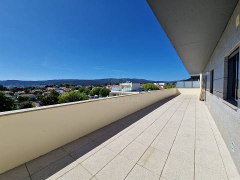 APARTAMENTO T4  COM TERRAÇO EM SANTA MARTA