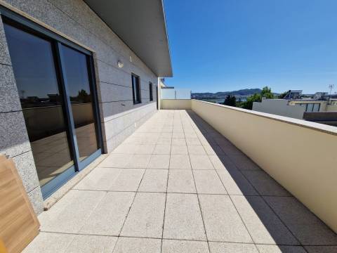 APARTAMENTO T4  COM TERRAÇO EM SANTA MARTA