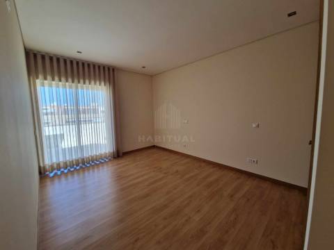 APARTAMENTO T4  COM TERRAÇO EM SANTA MARTA