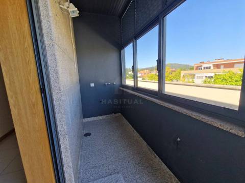 APARTAMENTO T4  COM TERRAÇO EM SANTA MARTA