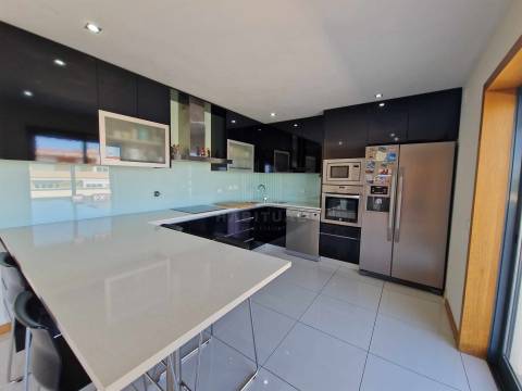 APARTAMENTO T4  COM TERRAÇO EM SANTA MARTA