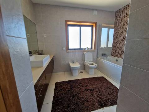 APARTAMENTO T4  COM TERRAÇO EM SANTA MARTA