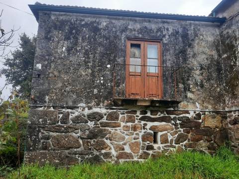 MORADIA PARA RESTAURAR EM  VILA NOVA DE CERVEIRA