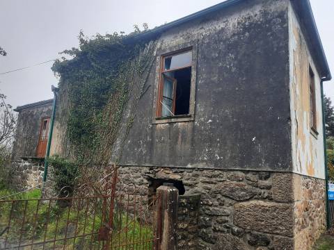 MORADIA PARA RESTAURAR EM  VILA NOVA DE CERVEIRA