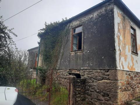 MORADIA PARA RESTAURAR EM  VILA NOVA DE CERVEIRA