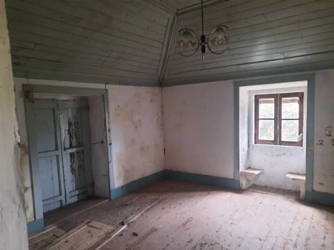 MORADIA PARA RESTAURAR EM  VILA NOVA DE CERVEIRA