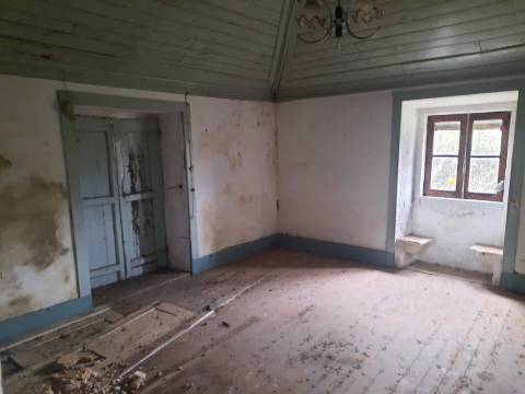 MORADIA PARA RESTAURAR EM  VILA NOVA DE CERVEIRA