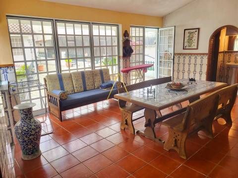 Moradia isolada T5, com uma impressionante área bruta de construção de 390 m²