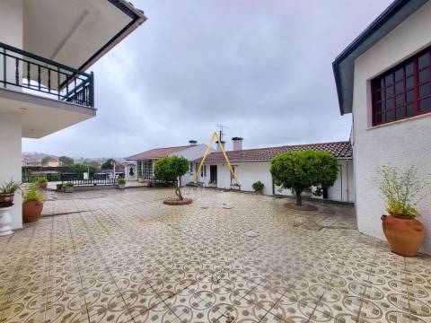 Moradia isolada T5, com uma impressionante área bruta de construção de 390 m²