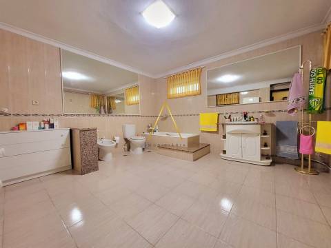 Moradia isolada T5, com uma impressionante área bruta de construção de 390 m²