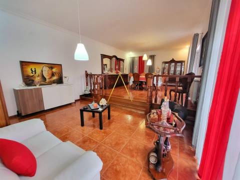 Moradia isolada T5, com uma impressionante área bruta de construção de 390 m²