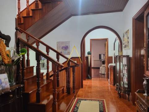 Moradia isolada T5, com uma impressionante área bruta de construção de 390 m²