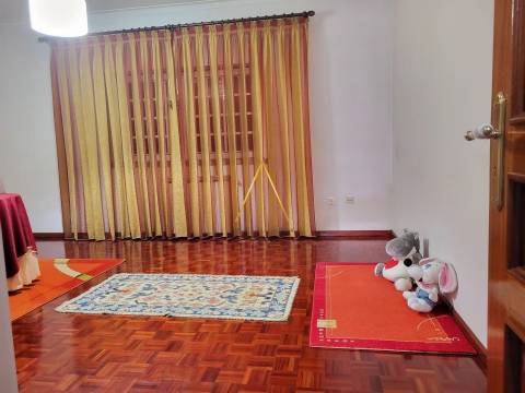 Moradia isolada T5, com uma impressionante área bruta de construção de 390 m²