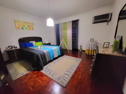 Moradia isolada T5, com uma impressionante área bruta de construção de 390 m²