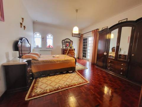 Moradia isolada T5, com uma impressionante área bruta de construção de 390 m²