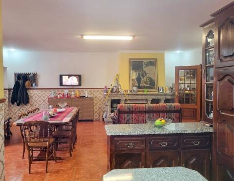 Moradia isolada T5, com uma impressionante área bruta de construção de 390 m²