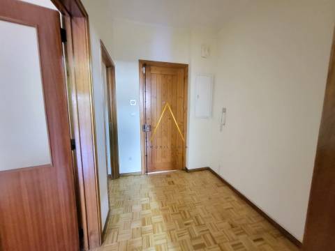 Apartamento T3 para arrendar, situado no centro da cidade.