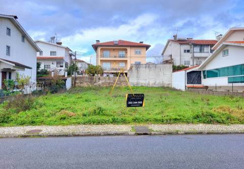 Lote de terreno com 560 m²