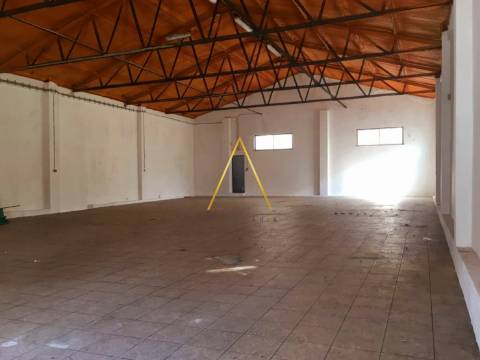 Armazém com 252 m² em Terreno de 510 m² — Arrendado &#124; Excelente Investimento