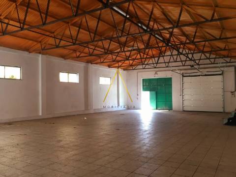 Armazém com 252 m² em Terreno de 510 m² — Arrendado &#124; Excelente Investimento