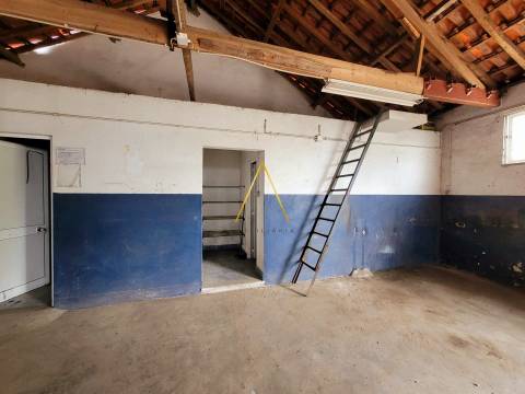 Armazém com 178 m² em Terreno de 288 m² — Afeto a Serviços &#124; Armazém e Oficina