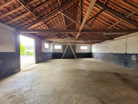 Armazém com 178 m² em Terreno de 288 m² — Afeto a Serviços &#124; Armazém e Oficina